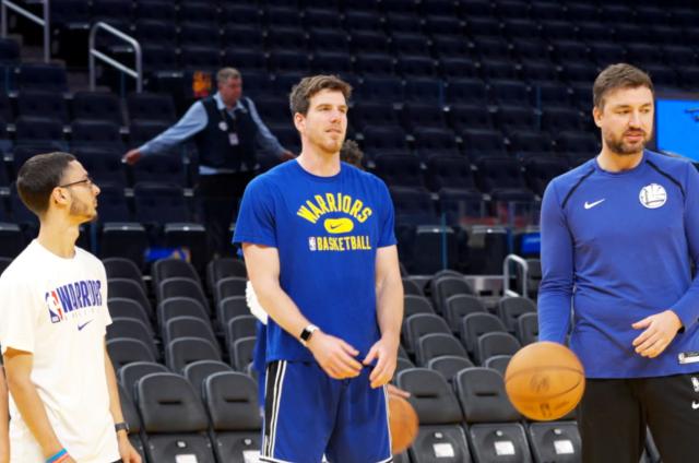 足球彩票-【专访勇士录像剪辑师】和库里当同事是什么体验？