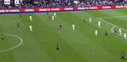 体彩-吕迪格庆祝居莱尔进球时拍打皮塔奇头部，导致小将身体一晃